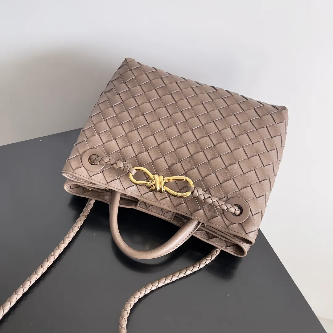 The 2023 new Andiamo batch of 1860 BV has been shipped‼ ️Really popular🔥The new Andiamo woven handbag launched by Bottega Veneta this season is really popular all over the world! ! Celebrities at home and abroad have worn it, and Oscar-winning actress Michelle Yeoh has taken it out on the street. Song Jia, Trai Yara, Yu Feihong, Sanji Ayaka, Rosie Hunting-Whiteley, Yoshioka Riho, etc. have all picked up this bag. It is classic and versatile, showing off its temperament, and the bag capacity is also large, which is very convenient for daily commuting! ! A variety of carrying methods, the shoulder straps can be adjusted by yourself, the original lambskin feels soft and delicate, and the neutral style is made to break gender boundaries and bring a more practical and longer-lasting use experience. Andiamo, which has both elegant and casual styles, perfectly interprets the true appearance of "fashionable old money style". Style number: 743568 Size: 25*22*10.5cm